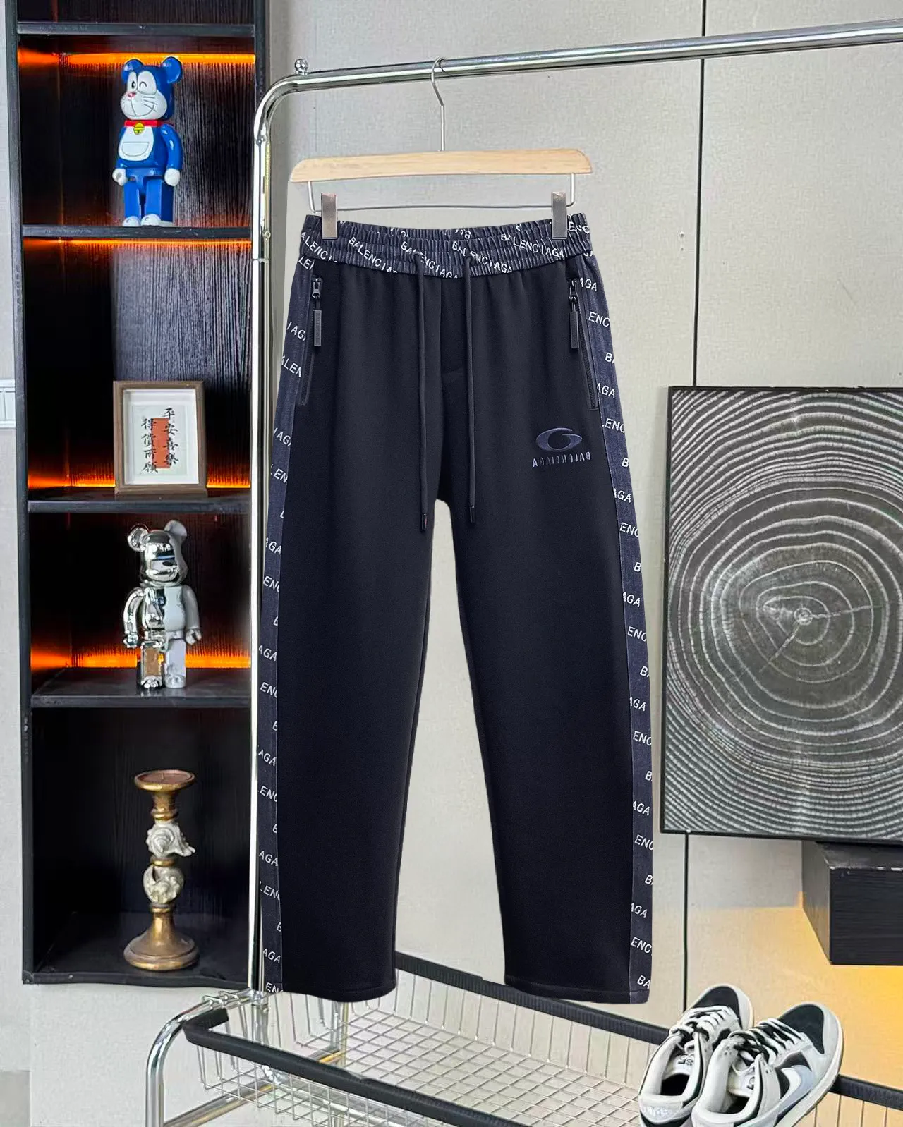 Balenciaga 🆕2026 Autumn and Winter New Arrival Casual Pants! The official website will be released simultaneously. Brand Classic LOGO casual pants, customized fabrics, excellent comfort and strong touch. Highly recognisable, perfect appearance and craftsmanship. Size:M-3XL